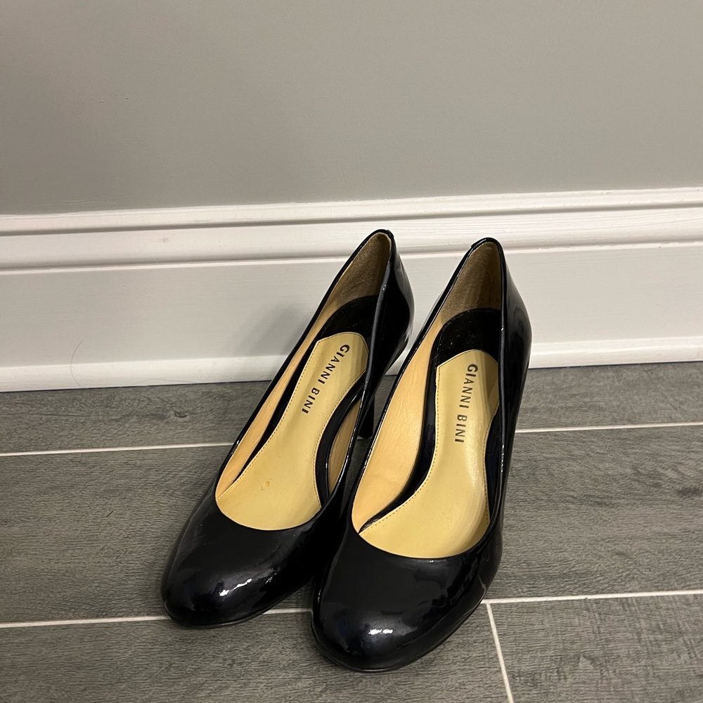 Women’s Navy Gianni Bini high heels size 8.5